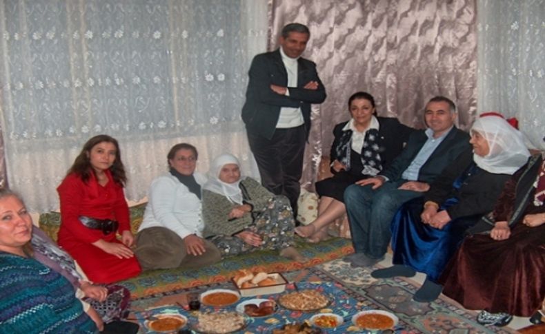 MHP Bayraklı ev ziyaretlerini sürdürüyor