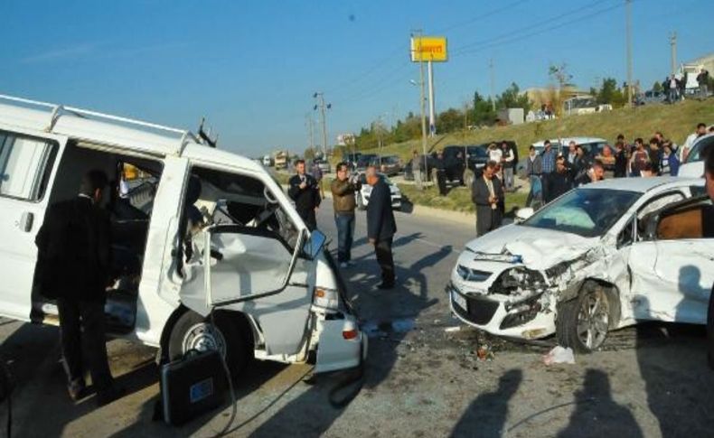Midibüsle Otomobil Çarpişti: 1 Ölü, 2 Yarali