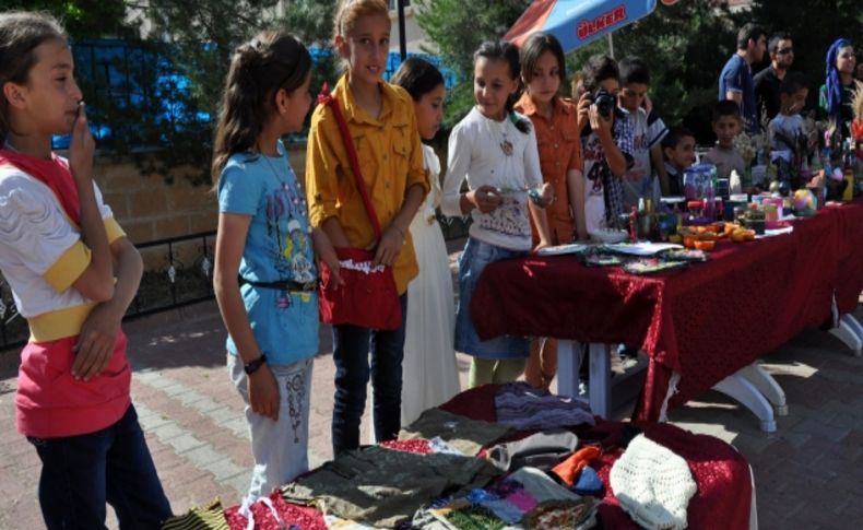 Midyat’ta köy okulunda okuyan öğrencilerinden örnek davranış