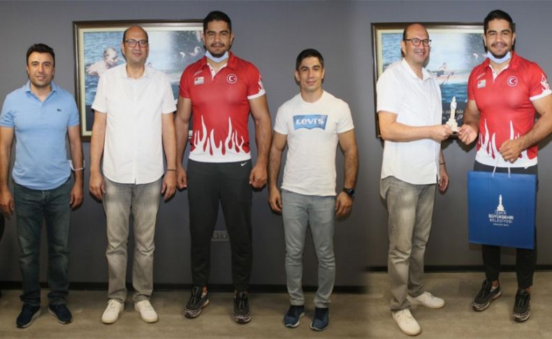 Milli güreşçi Taha Akgül'den İzmir ziyareti