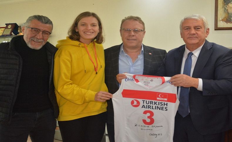 Milli voleybolcu Cansu Özbay İzmir esnafının da gururu