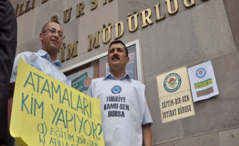 Milli Eğitim Müdürlüğü girişine sendika tabelası astılar