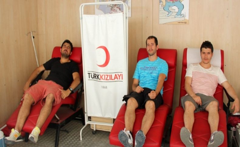 Milli hentbolcular Kızılay'a kan bağışladı