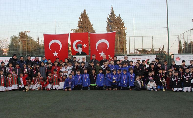 Minik futbolcular Fethi Sekin'i unutmadı
