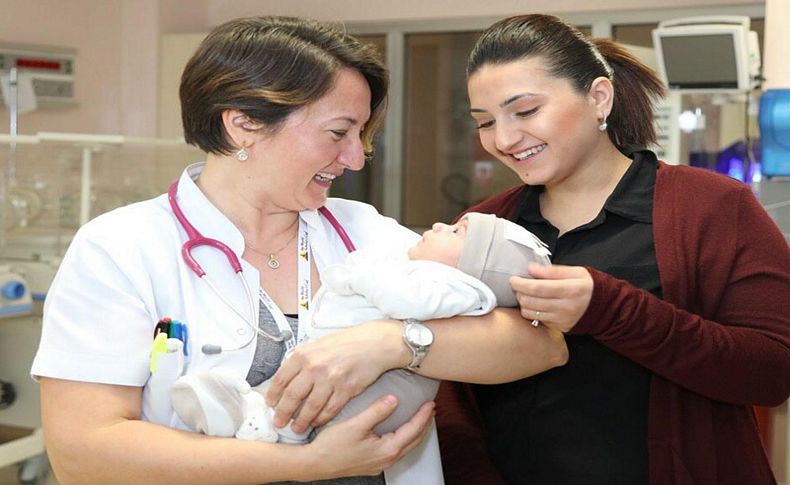 Minik kalbiyle yaşama tutundu