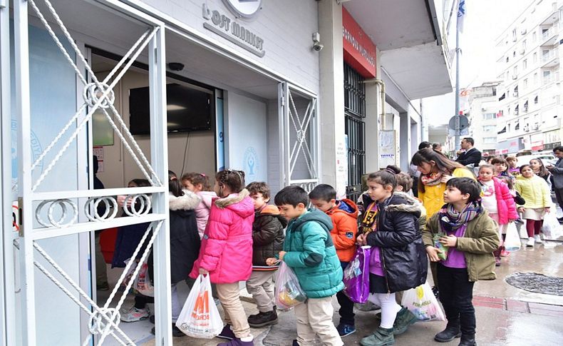Minik öğrencilerden Dost Market’e destek
