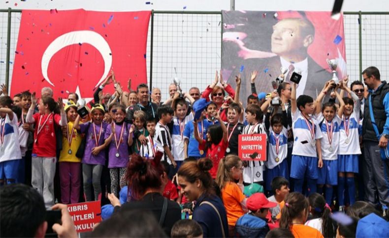 Minik sporcuların madalya sevinci