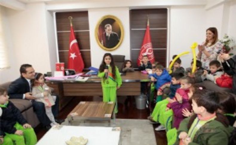 Bornova’da miniklerden kadınlar günü ziyareti