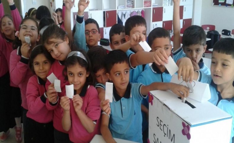 Minik öğrenciler demokrasiyi öğrendi