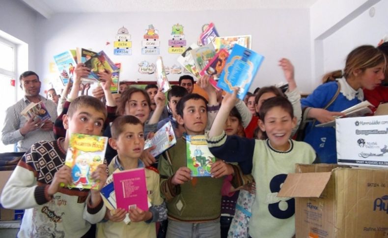 Minik öğrenciler köy okullarına kütüphane kuruyor