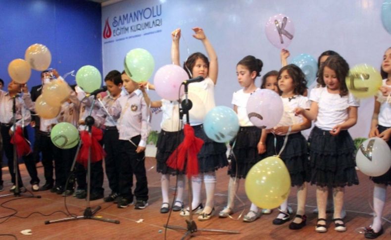 Minik öğrenciler okuma yazmanın sevincini aileleri ile paylaştı