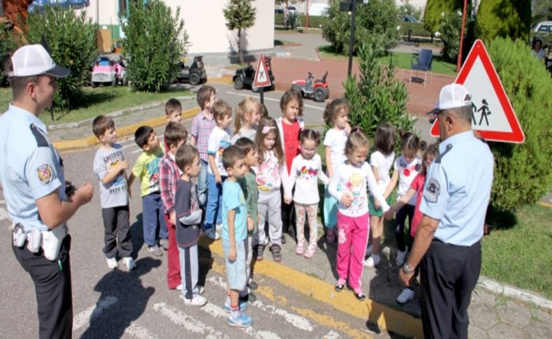 Minik öğrenciler trafik kurallarını öğrendi