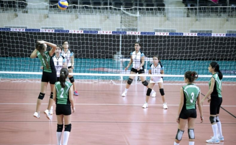 Minik voleybolcular Bornova'nın gururu oldu