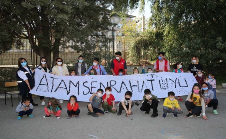 Minikler çadır kentten Ata’ya selam durdu