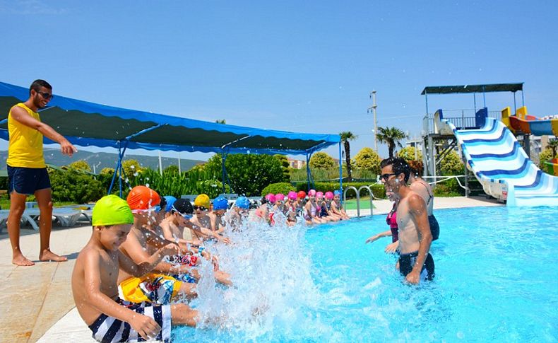 Minikler yüzmeyi Aquapolis'te öğreniyor