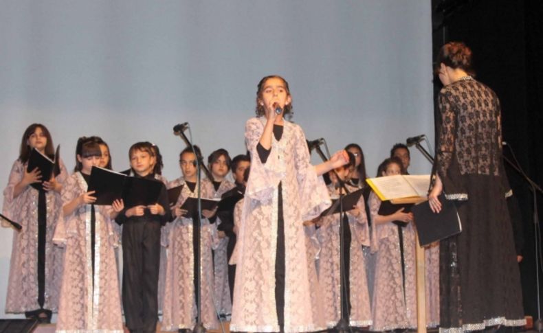 Minikler velilerine türkü resitali sundu