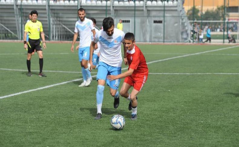 Futbolculara kızdı sahaya çocukları çıkardı