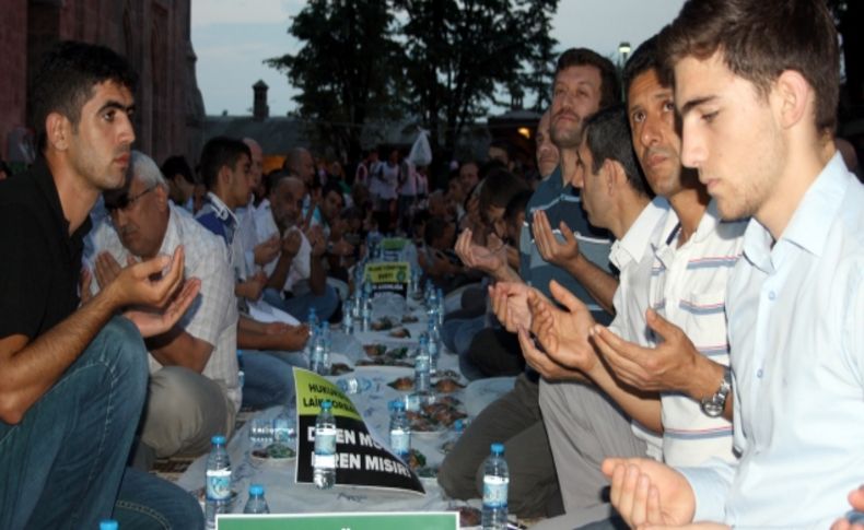 Mısır ve Suriye için hurma ile iftar açtılar