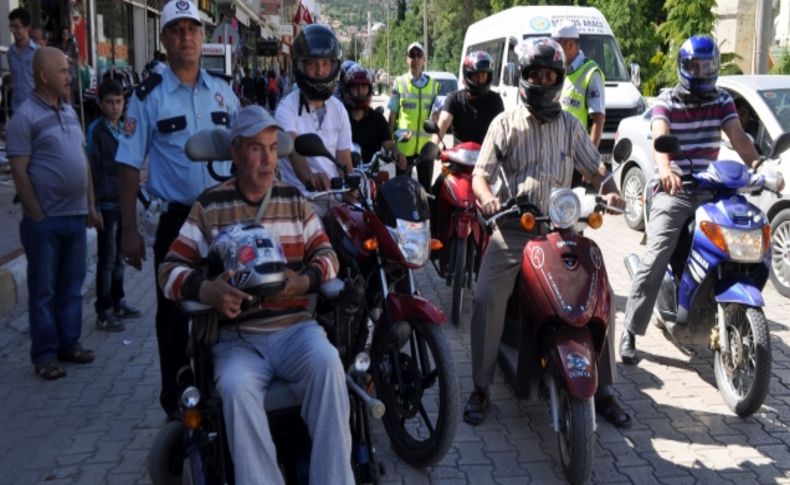 Motosiklet sürücülerine ücretsiz kask dağıtıldı