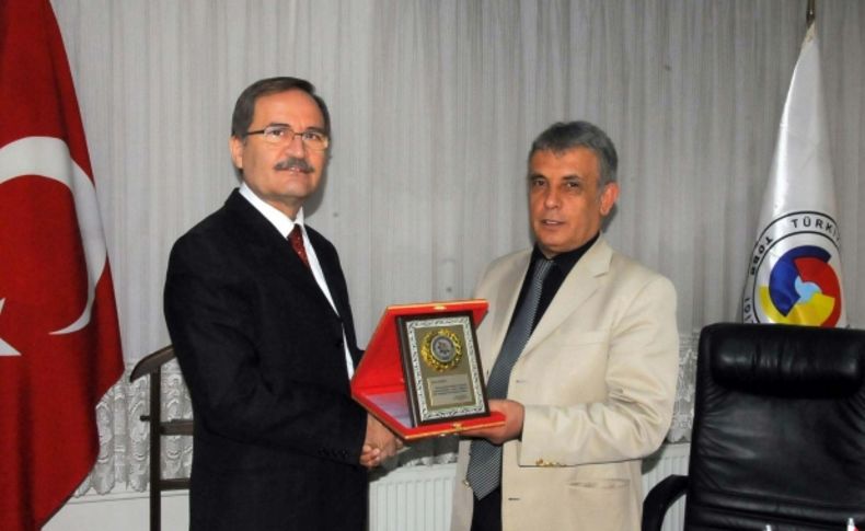 MTO Başkanı Sinecem'den Ali Çelik'e plaket