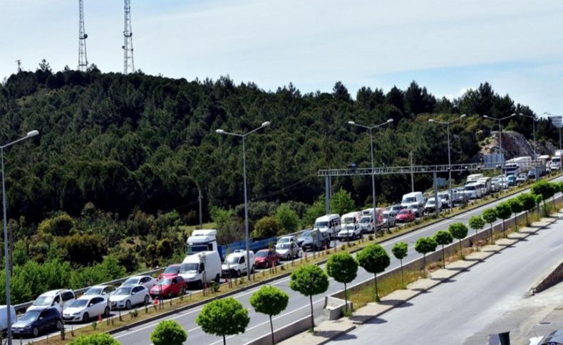 Muğla'da 4 kilometrelik araç kuyruğu