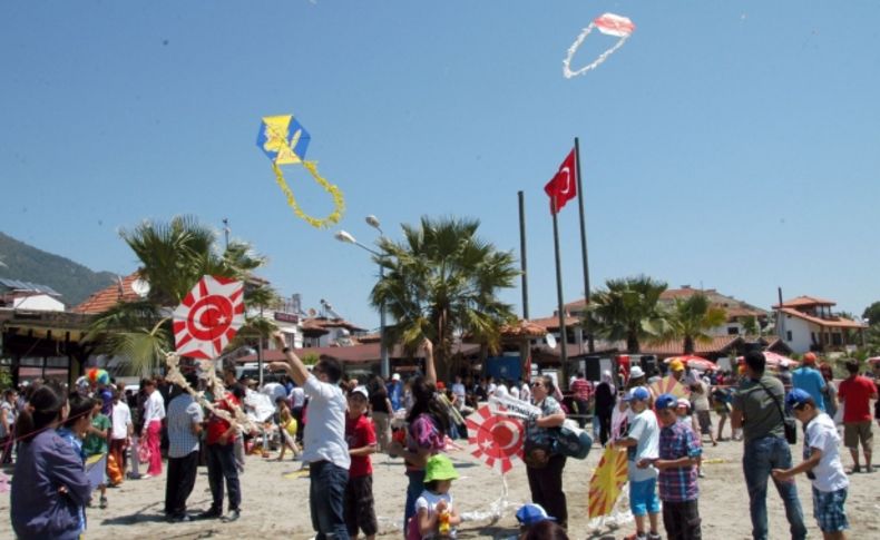 Muğla'da gökyüzü uçurtmalarla renklendi