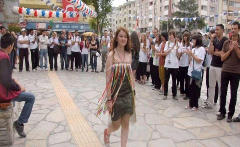 Muğla’da kağıt ve naylondan yapılan kıyafetler sergilendi