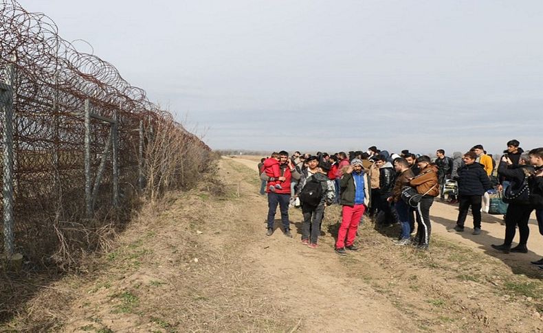 Mülteciler sınırı geçmek için harekete geçti