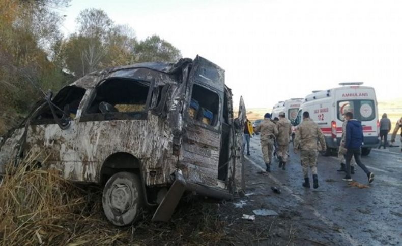 Mültecileri taşıyan minibüs kaza:  2 ölü, 22 yaralı
