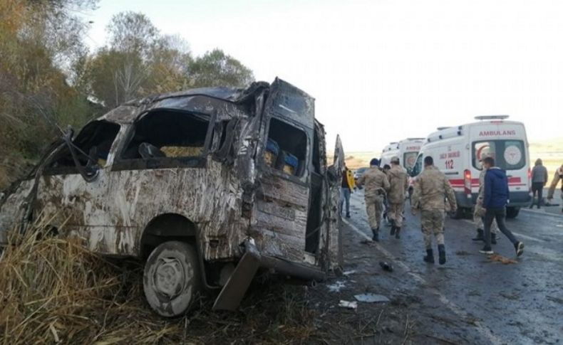 Mültecileri taşıyan minibüs kaza: 2 ölü, 22 yaralı
