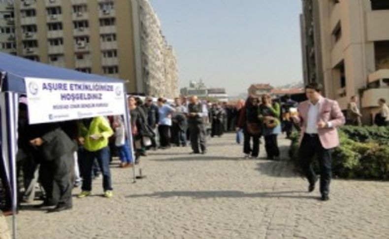 MÜSİAD aşure dağıttı