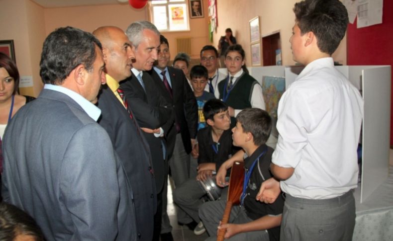 Müstehcen oyun havalarına tepki için türkü yaptılar