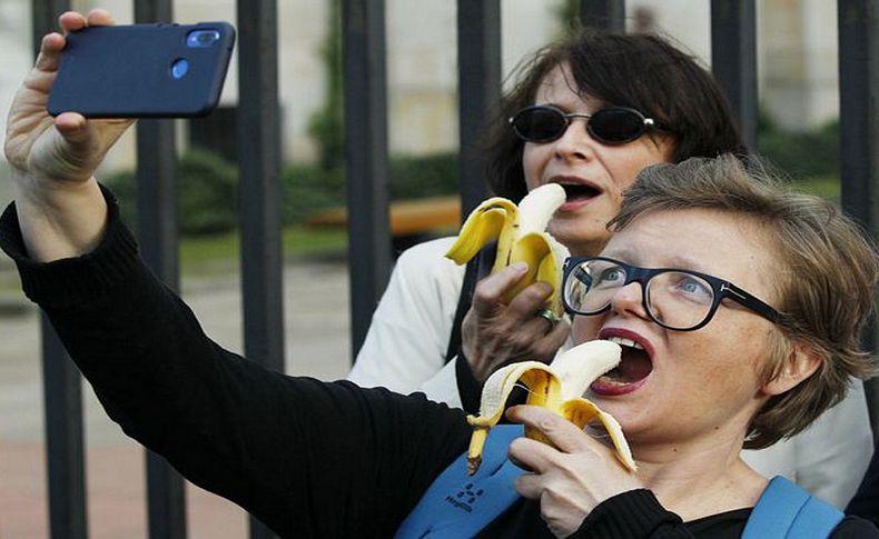 Muz sansürüne protesto