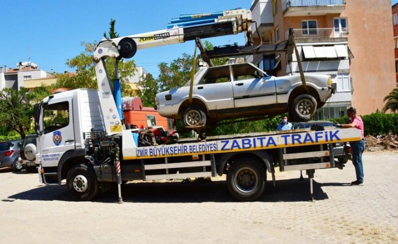 Narlıdere’de hurda araçlar toplanıyor