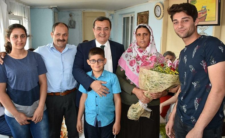 Narlıdere'de yılın annesi Şahizer Kızıl seçildi