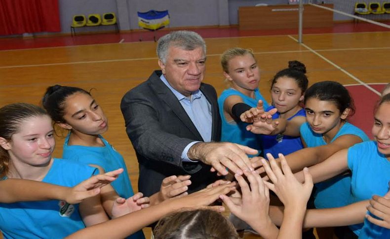 Narlıdere’nin küçük voleybolcuları yarı finalde!