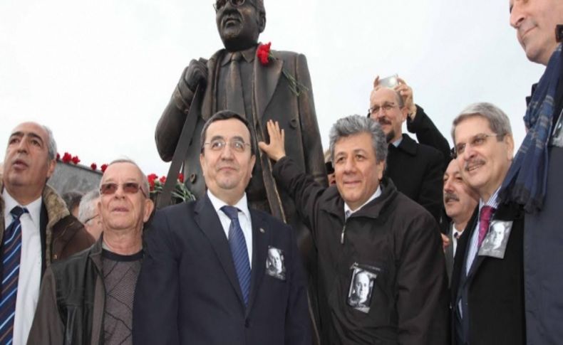Narlıdere’ye Mumcu’nun heykeli dikildi