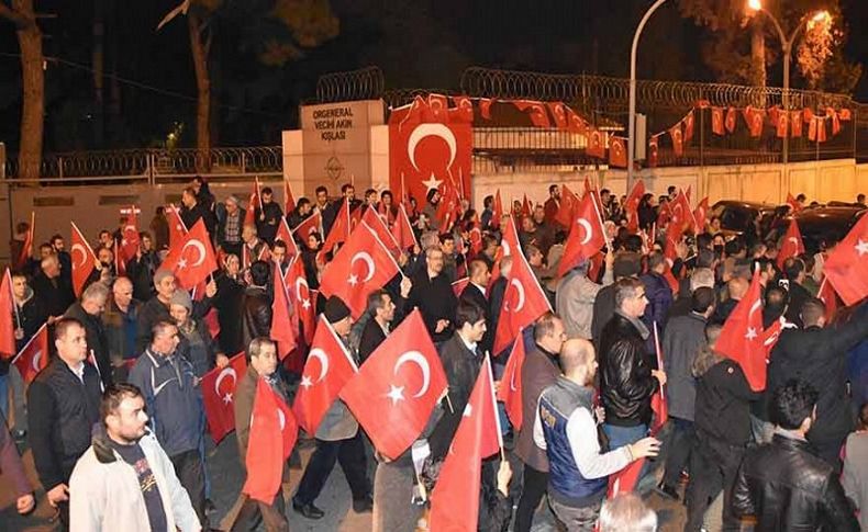 NATO kışlası önünde Türk bayraklı protesto