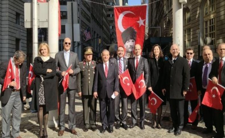 New York'ta Türk Bayraği Göndere Çekildi