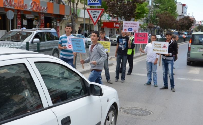 Niğde'de öğrenciler yayaların önceliği sürücülere anlattı