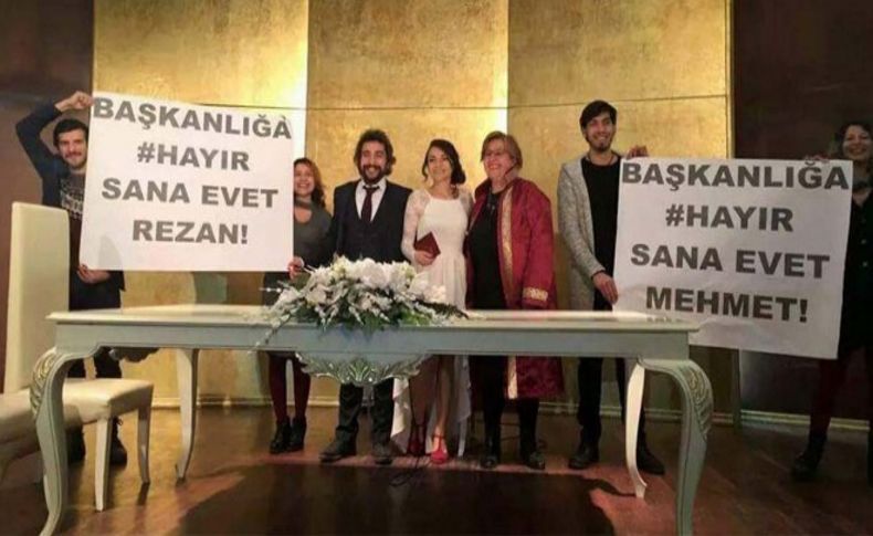 Nikah masasından referandum pankartı