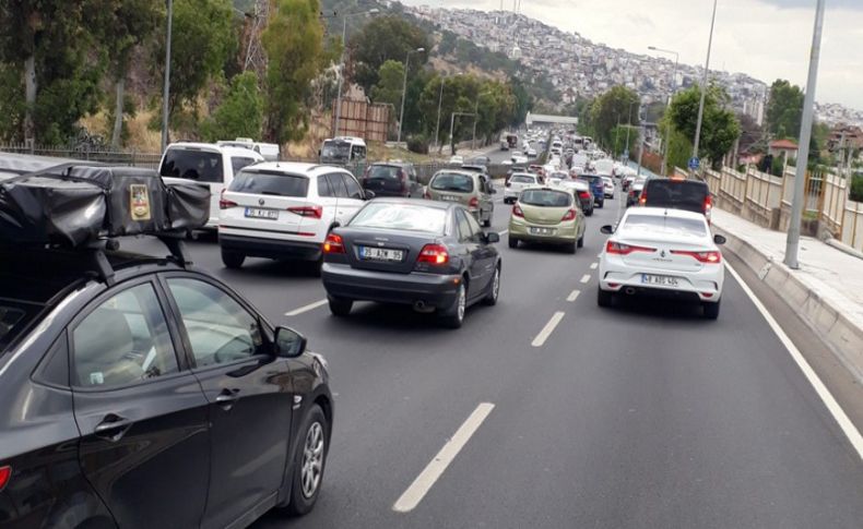 Normalleşme sabahında İzmir'de yoğunluk