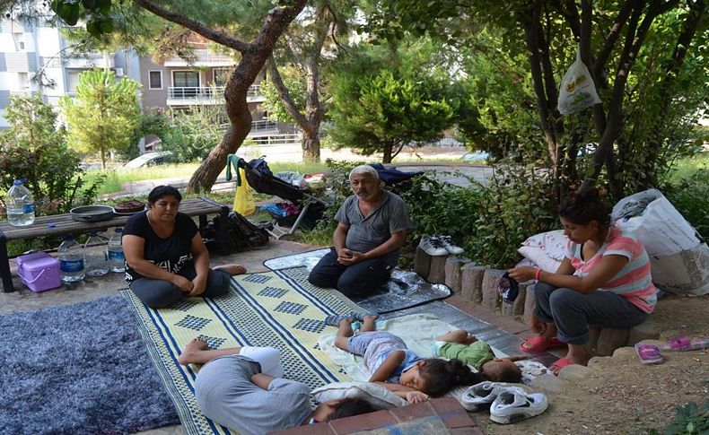 O aile parkta yaşamaktan kurtuldu