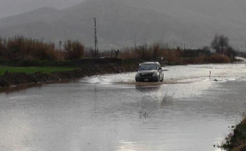 Ödemiş- Balaban yolu dereye döndü