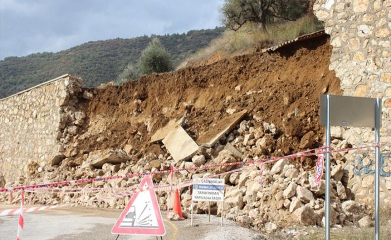 Ödemiş'te mezarlığın istinat duvarı yağışlar nedeniyle çöktü