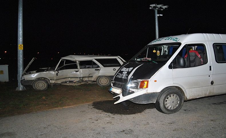 Ödemiş'te minibüs ile otomobil çarpıştı: 2 kişi yaralı