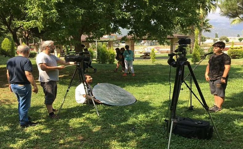 Ödemiş'te öğrenciler tohum için çalıp, söyledi