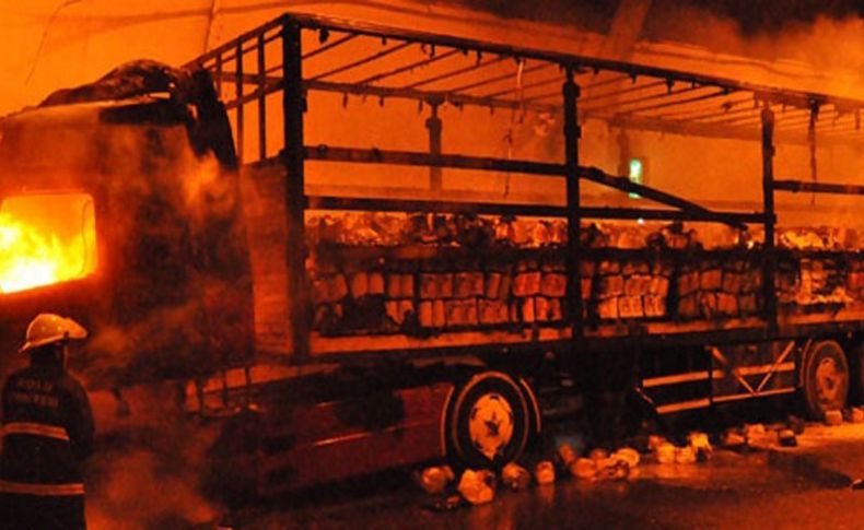 Ödemiş'te saman yüklü tır yandı