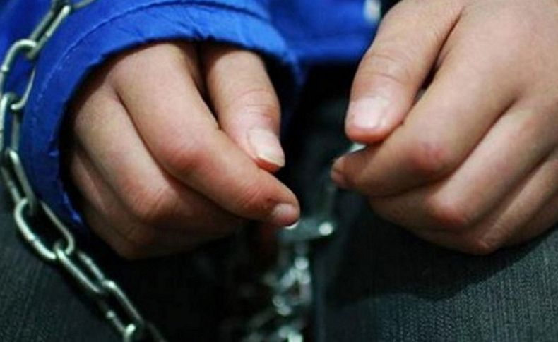 Oğlunu zincire vuran babaya yakalama kararı