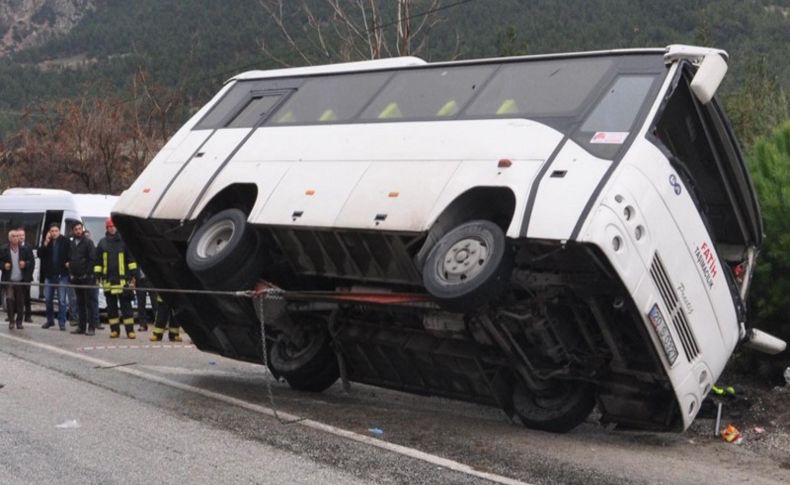 Öğrenci midibüsü devrildi: 24 yaralı